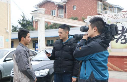 （本地）河北青县一涵洞积水，两名辅警深入水中徒手捞垃圾疏通下水道